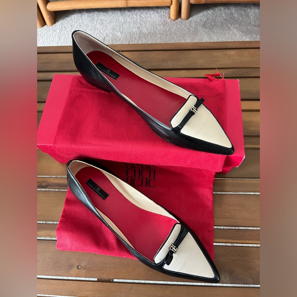 Carolina Herrera Pointed-Toe Black and Tan Ballet Flats. Bow and gold hardware.